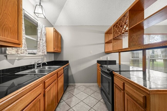 Building Photo - 692 John Henry Dr