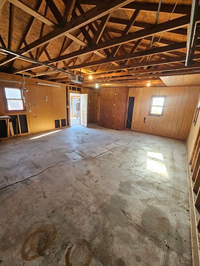 Building Photo - Spacious 2 Bedroom 1 Bath with 2 car Garage