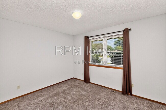 Building Photo - 1614 NW Applewood St