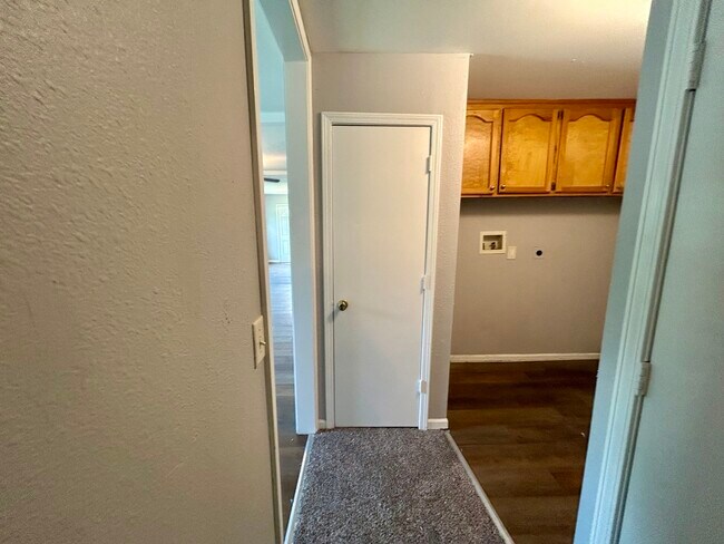 Building Photo - 8255 Lakeview Dr