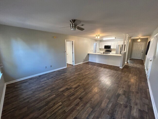 Building Photo - 3B/2B Home with a Fenced in Yard!
