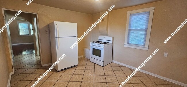 Building Photo - 2 bedrooms, 1 bath in North Valley