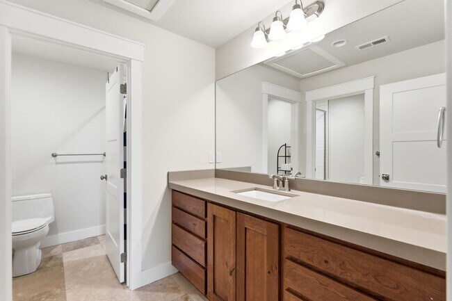 Building Photo - 415 E Earl St