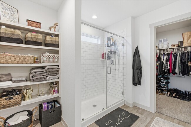 Building Photo - 130 Lk Wy Cir