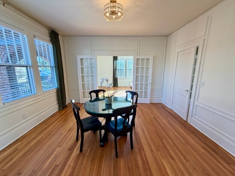 Building Photo - 726 E 40th St