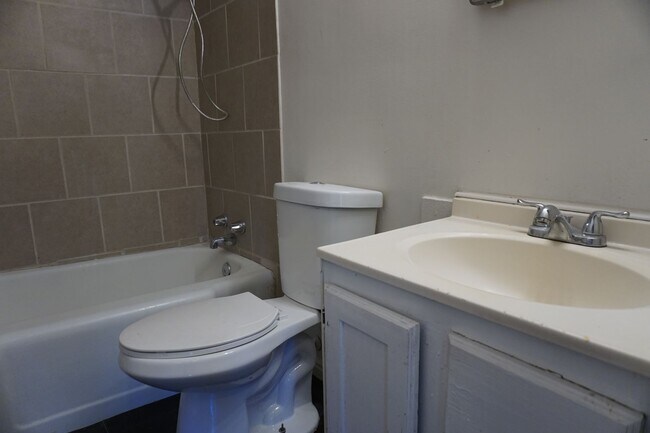 Building Photo - 3543 Valley Heights Dr