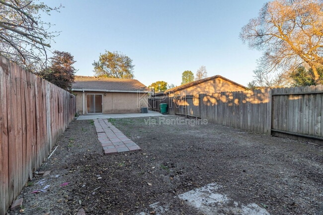 Building Photo - 7409 Village Green Dr