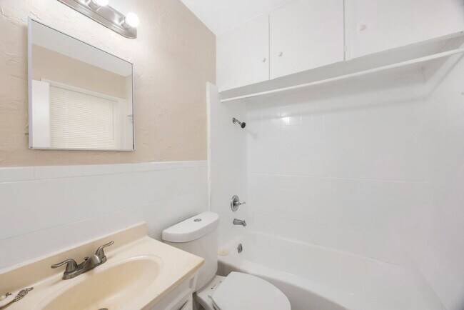 Building Photo - 2242 23rd Ave S