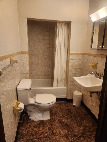 Bulletproof tiled bath/shower - 1942 Summit St