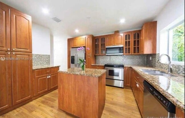 Building Photo - 819 Capri St