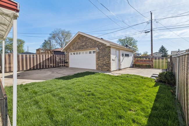 Building Photo - 16805 Hilltop Ave