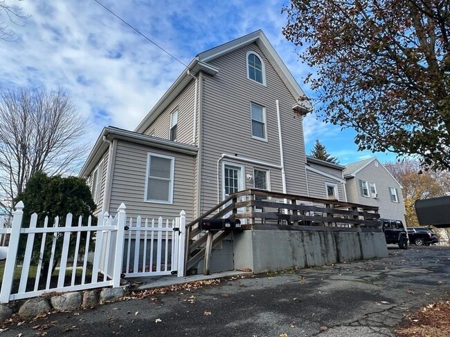Building Photo - 358 Hunnewell St