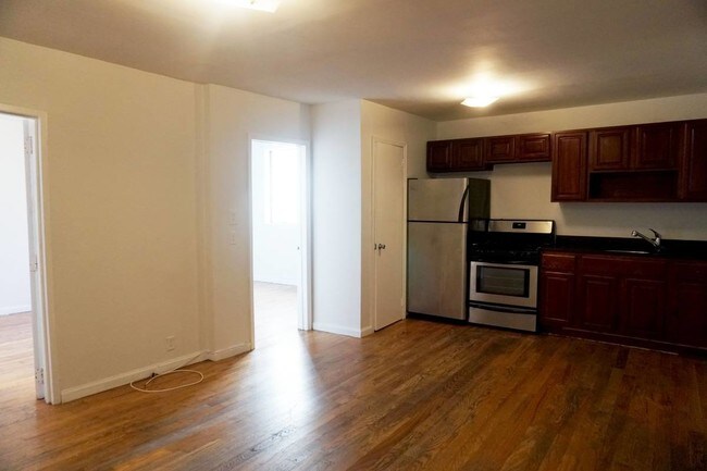 Primary Photo - 426 Lorimer St