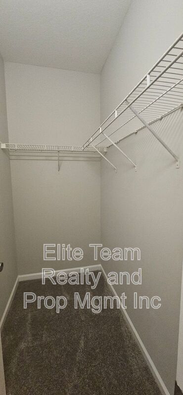 Building Photo - 2715 Meadow Knoll Dr