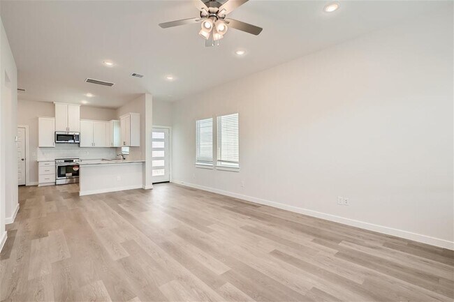 Building Photo - 33115 Oak Hts Pl