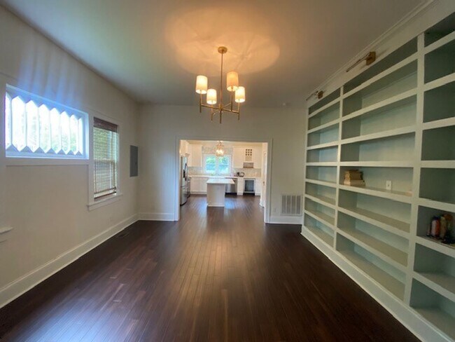 Building Photo - Georgous 5 bedroom 2.5 bath home in Downto...