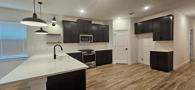 Building Photo - 8411 Bay Oaks Dr