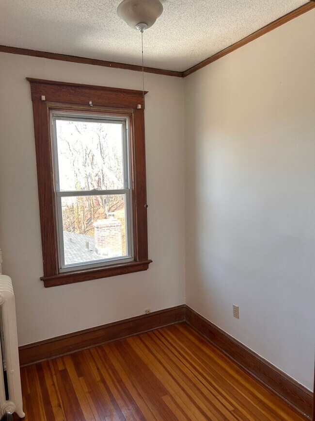 Building Photo - 36 Miles Ave