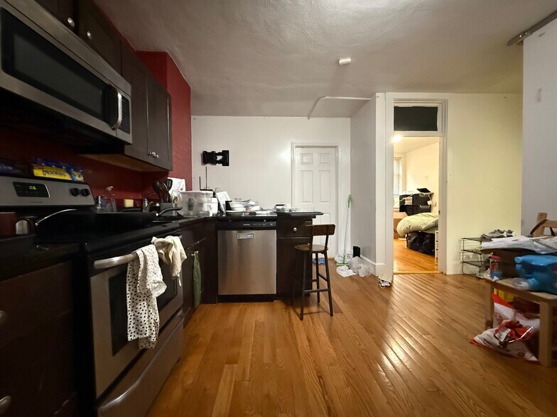 Building Photo - 168 Endicott St