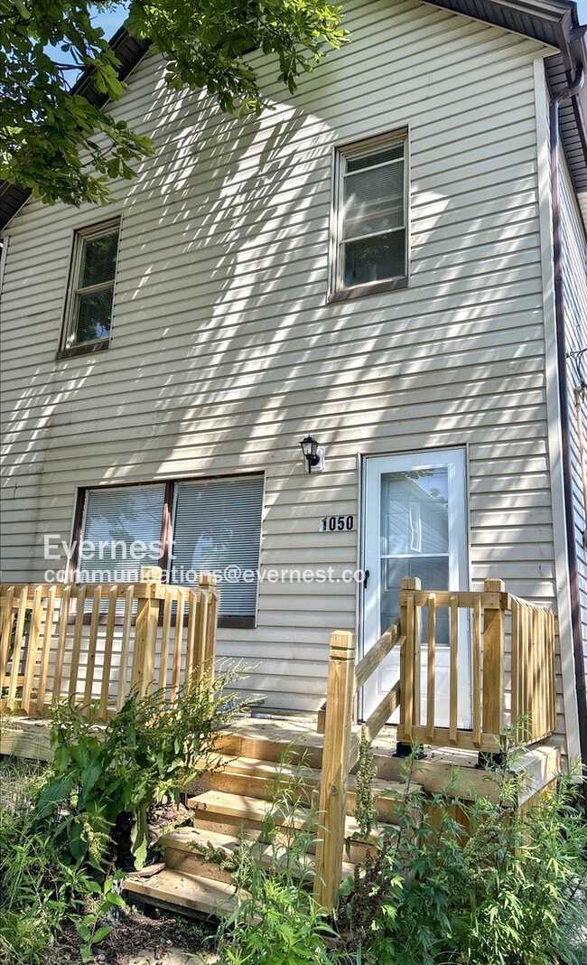 Primary Photo - 1050 Holmden Ave