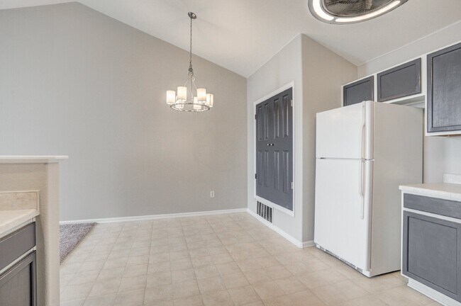 Building Photo - $2,100 - 2 Bed, 2 Bath Townhome in Thornto...