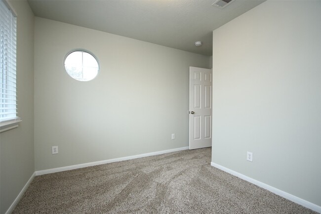 Building Photo - 527 Richcrest Dr