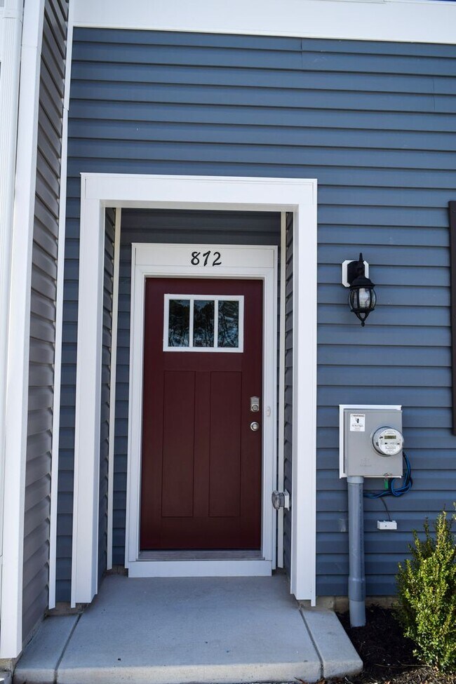 Building Photo - Stunning Brand New End Townhome