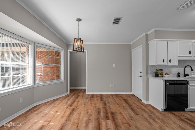 Building Photo - 425 N Dresden Cir