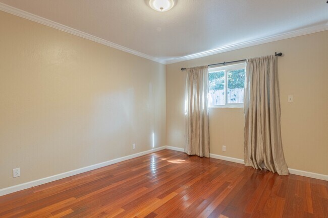 Building Photo - 833 2nd St