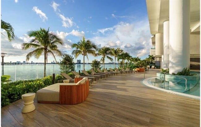 Building Photo - 700 NE 24th St