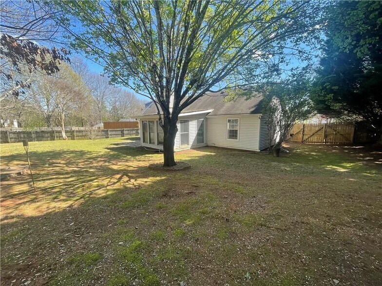 Building Photo - 1210 Mercury Dr SE