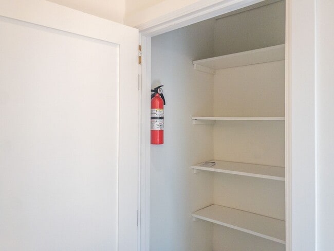 Building Photo - 1Bed/1Bath! Parking! Laundry! Garden! Pet! PROGRESSIVE