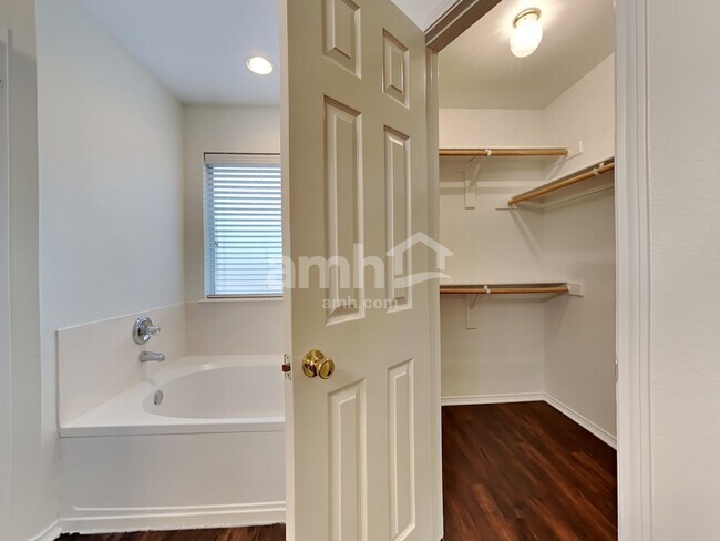 Building Photo - 150 Adams Dr