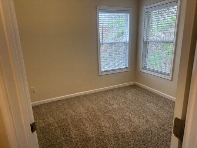 Building Photo - Fantastic 4br/2.5ba home, Conv to 40, excellent location, Available Now!