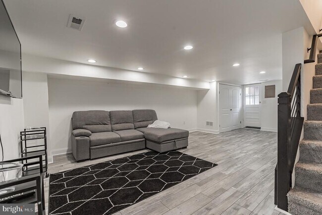 Building Photo - 1812 Woodbourne Ave