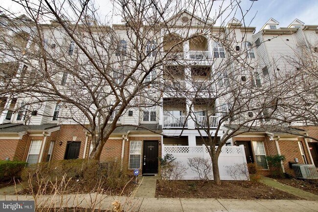 Building Photo - 2324 Henshaw Pl