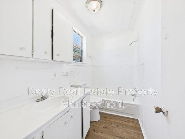 Building Photo - 711 E Lessley St