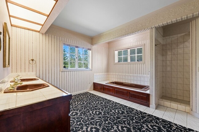 Building Photo - "Experience Luxury Living: Expansive 4-Bedroom Retreat Estate with Scenic Views and Elegant Finis...