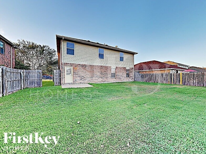 Building Photo - 2801 Spencer Cir