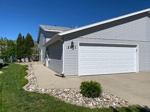 Building Photo - 3 Bedroom Townhome in South Fargo!!