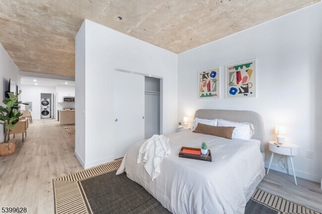 Building Photo - 10 Commerce Ct