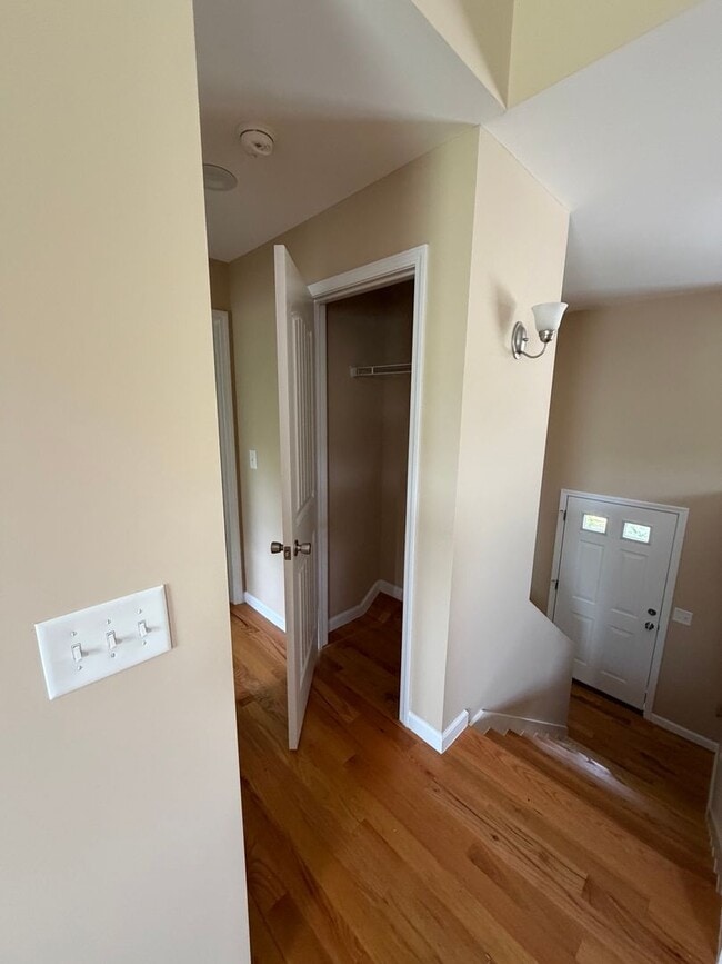 Building Photo - 2 Bedroom / 2 Bath Johnson City, TN 37604