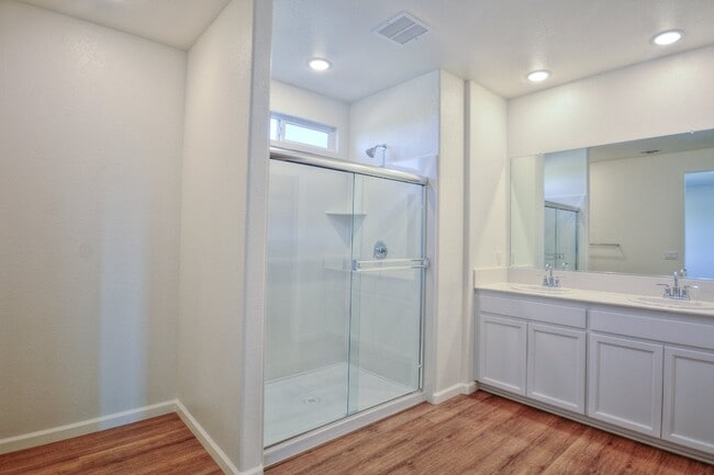 Building Photo - Newer home with solar AVAILABLE NOW!