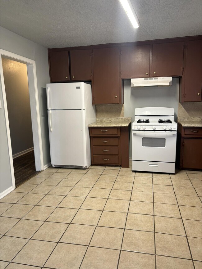 Building Photo - 2125 Kingsdale Dr