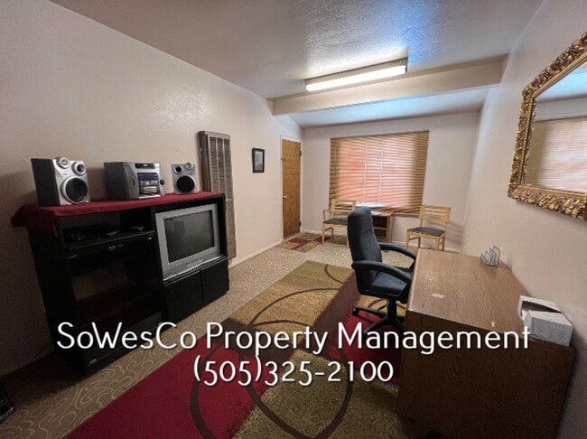 Building Photo - FULLY FURNISHED  3 Bedroom - Short or Long...