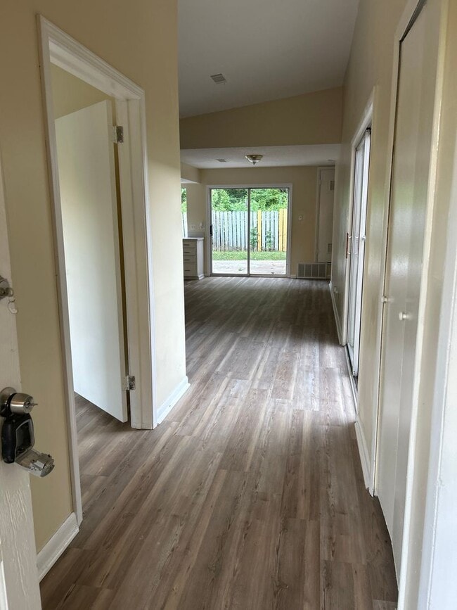 Building Photo - 4 bedroom and 2 bathroom