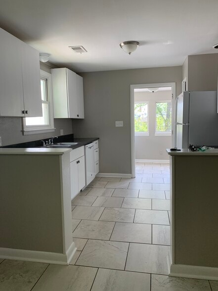 Bright, Clean Kitchen! - 2418 Brasher Ave