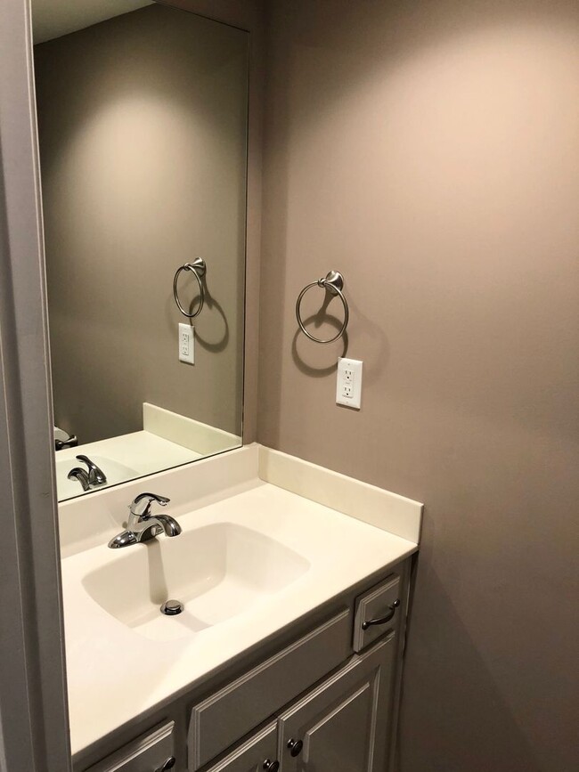 Building Photo - 3 Bed Townhome Grain Valley