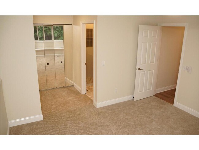 Building Photo - 330 Pondridge Cir