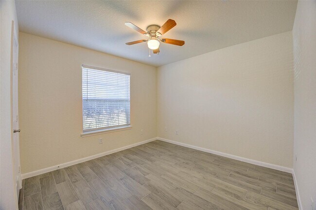 Building Photo - 32403 Cross Spring Park Ln